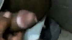 Filmou caminhoneiro trocando oleo no banheiro