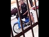 Gordinho tarado da mobilete