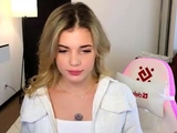 Amateur blonde babe masturbates on cam